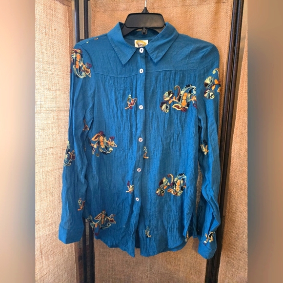 fig and flower Tops - Women's Fig And Flower Teal Floral Embroidered Roll Tab Button Up Size Small